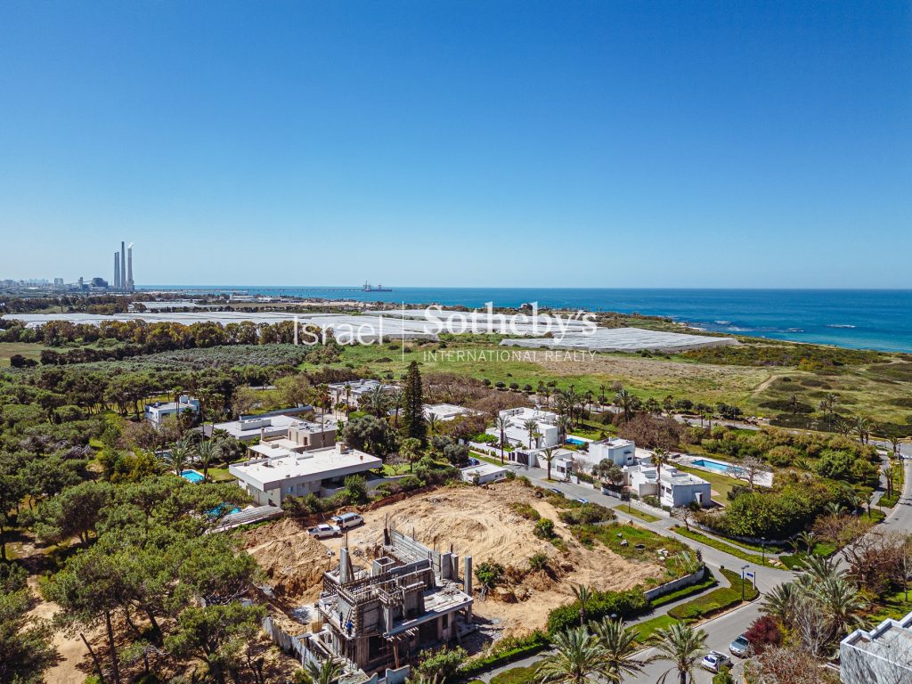 Private Land by the Seaside in Caesarea סותבי'ס ישראל נדל"ן בינלאומי
